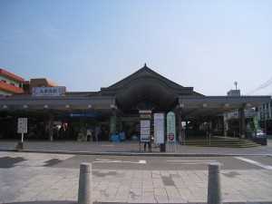 800px-Dazaifu-Station-Ekisha