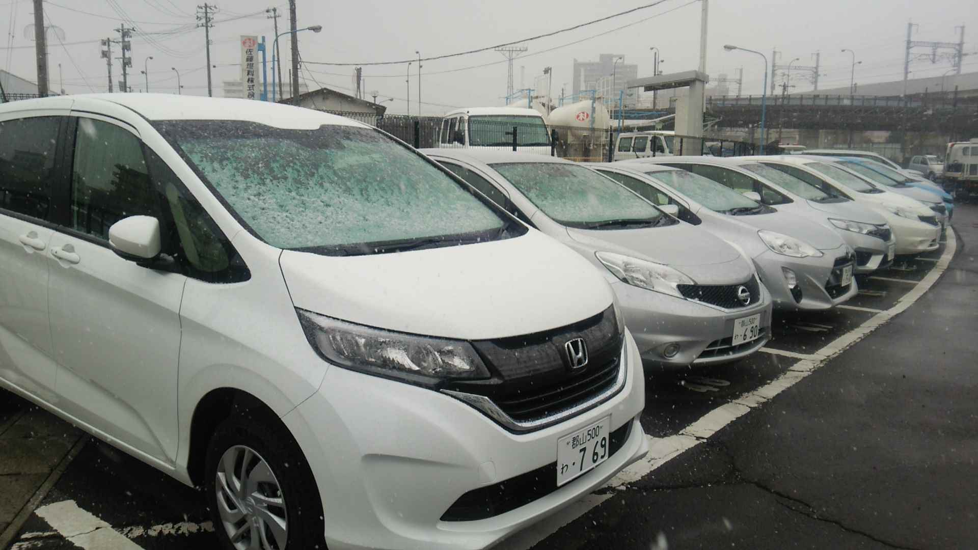 本日雪 です 全車両スタッドレス標準装備 16 11 24 バジェット レンタカー郡山駅東口店ブログ