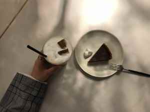 カフェオレ手に持ってるよーってぇ